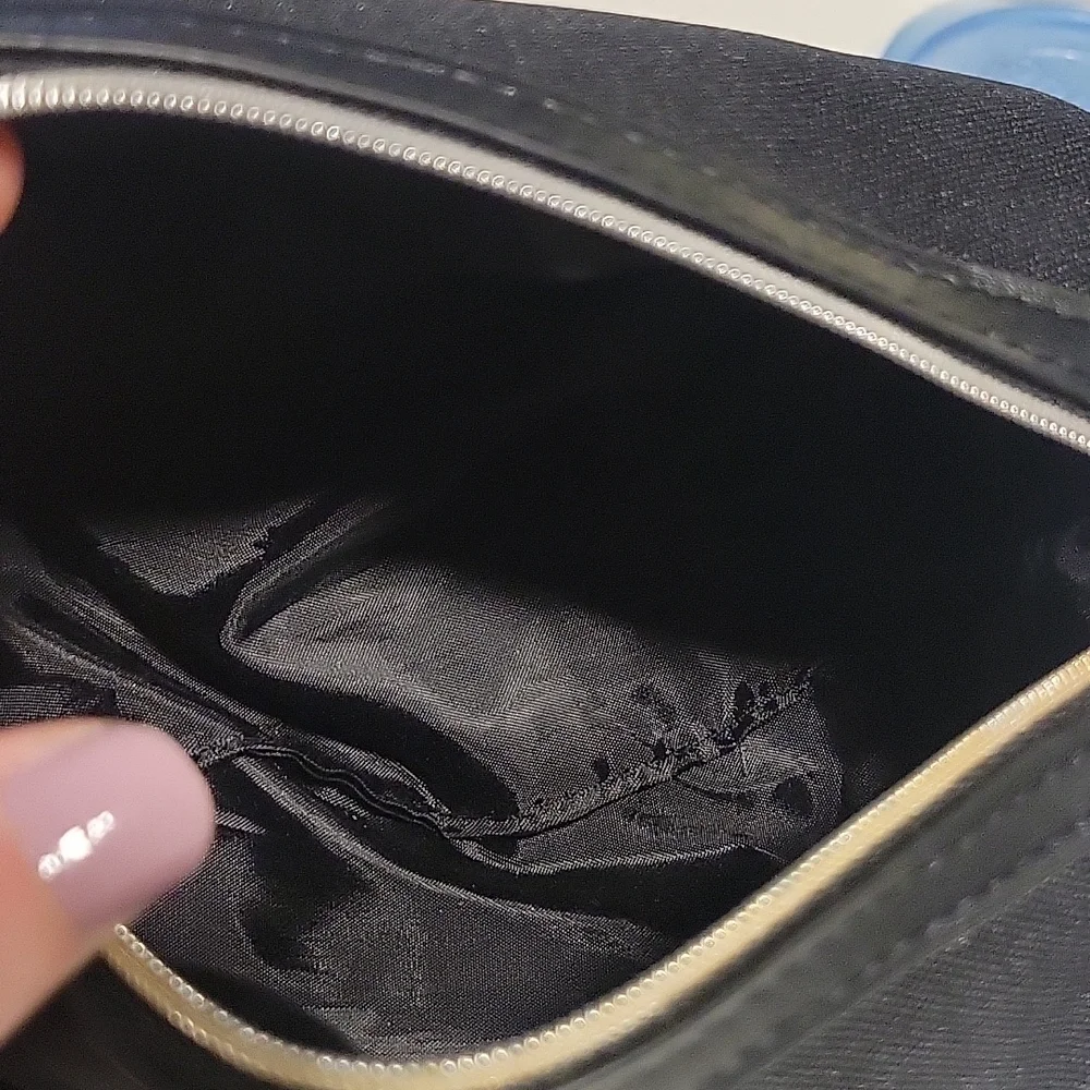 Want Les Essentials Air Canada Makeup Bag - Picture 5 of 6